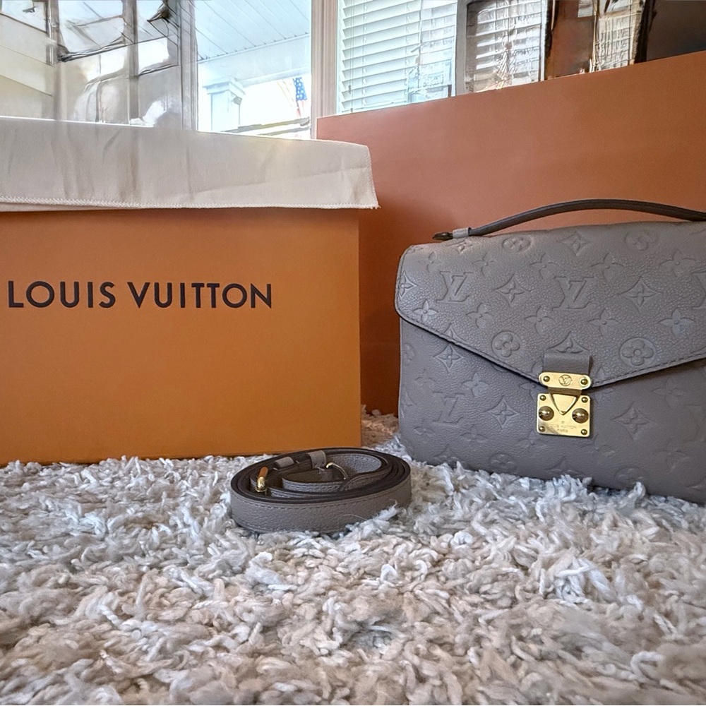 Louis Vuitton Tourterelle Grey Pochette Métis with Original Bag, Dust Bag & Box